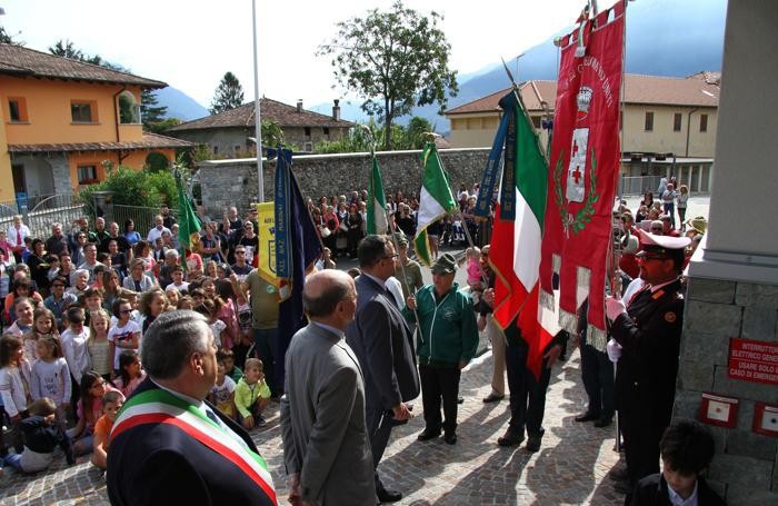 La folla che ha partecipato alla cerimonia inaugurale