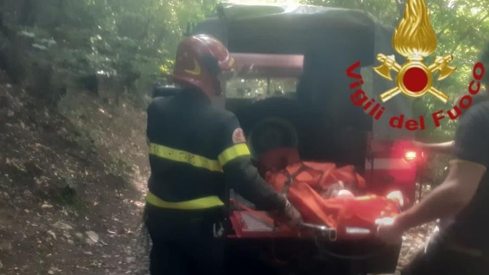 Canzo, malore sul sentiero Soccorso dai pompieri Canzo, malore sul sentiero Soccorso dai pompieri