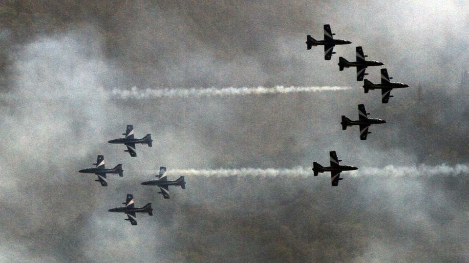Le Frecce Tricolori “sfrattano” la foschia Subito spettacolo tra Menaggio e Varenna Le Frecce Tricolori “sfrattano” la foschia Subito spettacolo tra Menaggio e Varenna