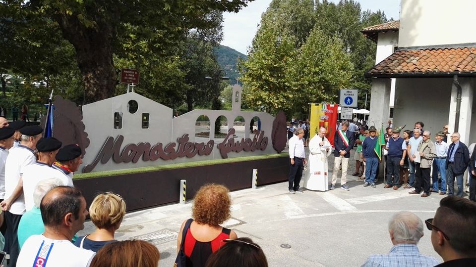 Calolzio, monastero più bello e sicuro Inaugurato il cancello-monumento Calolzio, monastero più bello e sicuro Inaugurato il cancello-monumento