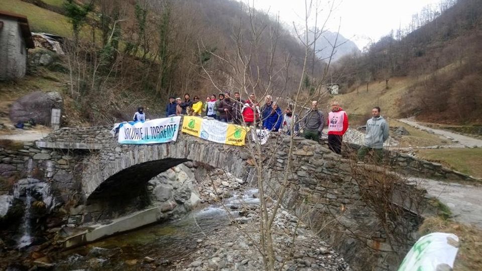 Flash mob per pochi intimi sul Varrone Solo in venti contro la nuova centrale Flash mob per pochi intimi sul Varrone Solo in venti contro la nuova centrale