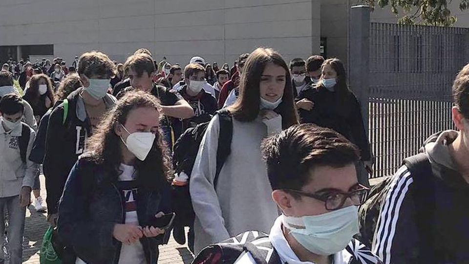 Le Regioni: lezioni a distanza nelle scuole superiori Ma il governo poi smentisce Le Regioni: lezioni a distanza nelle scuole superiori Ma il governo poi smentisce