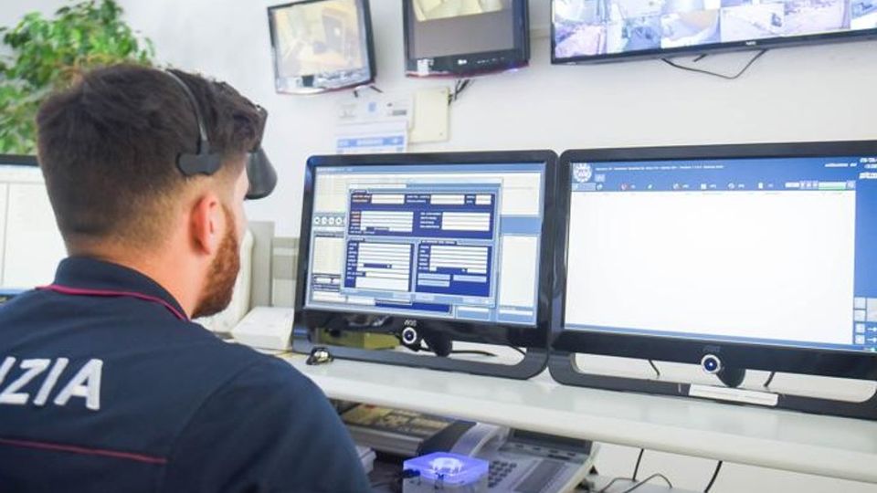 Discoteca aperta e balli senza mascherina Blitz della Polizia Discoteca aperta e balli senza mascherina Blitz della Polizia