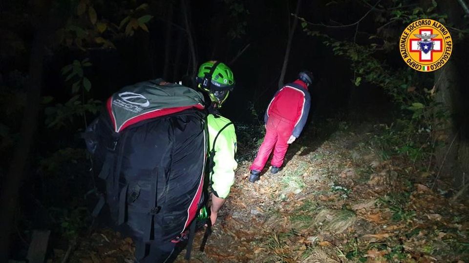 Con il parapendio sull’albero, illeso Con il parapendio sull’albero, illeso