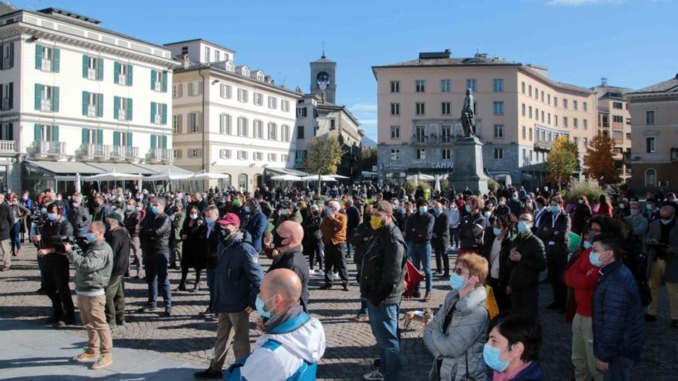 Dai bar ai rifugi Centinaia in piazza Tra rabbia e pianti Dai bar ai rifugi Centinaia in piazza Tra rabbia e pianti