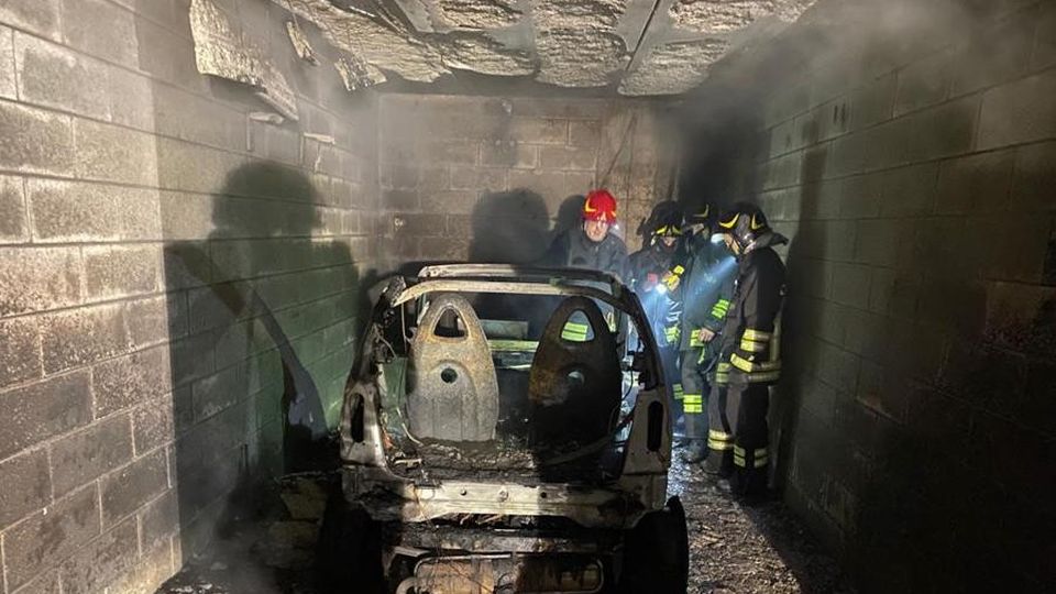 Brucia l’auto in garage Sgombrati appartamenti Brucia l’auto in garage Sgombrati appartamenti