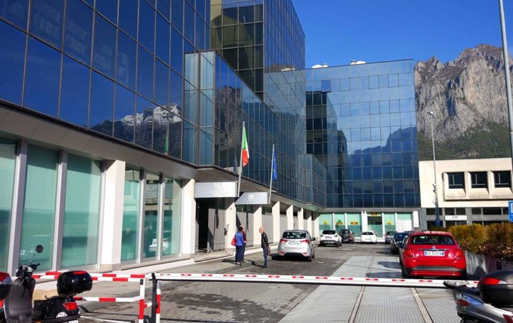 Mandello, botte per i baci a una ragazza «Ma io l’avevo solo aiutata a rialzarsi»