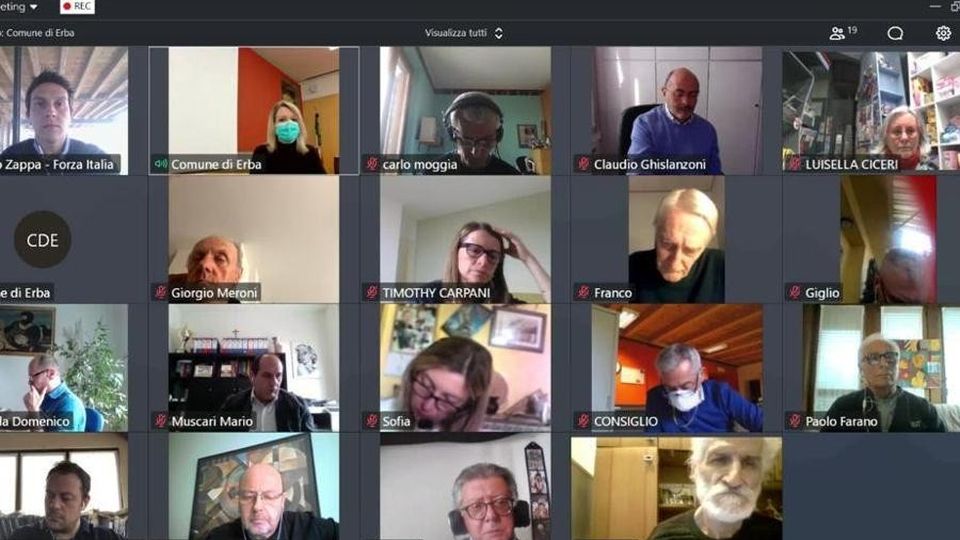 Erba, il primo consiglio comunale online Tra municipio, cuffie e salotti con quadri Erba, il primo consiglio comunale online Tra municipio, cuffie e salotti con quadri