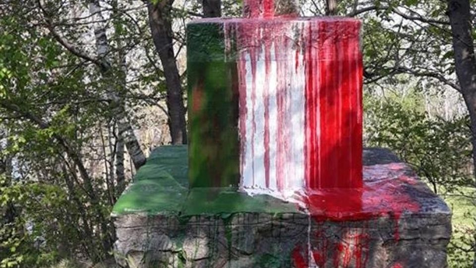 Vandali a Bellano contro i Caduti Il tricolore usato come scherno Vandali a Bellano contro i Caduti Il tricolore usato come scherno