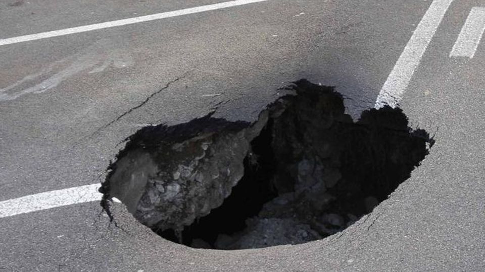 Lecco. Voragine in via Carlo Porta Sei anni fa i controlli e l’asfalto Lecco. Voragine in via Carlo Porta Sei anni fa i controlli e l’asfalto