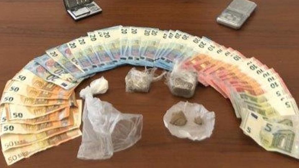 Cassago, spaccio nell’area della stazione Arrestato con droga e contanti Cassago, spaccio nell’area della stazione Arrestato con droga e contanti