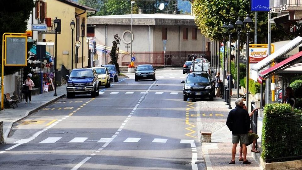 Via Martiri a Barzio, dal luglio cambia tutto Arrivano senso unico e posteggi-lampo Via Martiri a Barzio, dal luglio cambia tutto Arrivano senso unico e posteggi-lampo