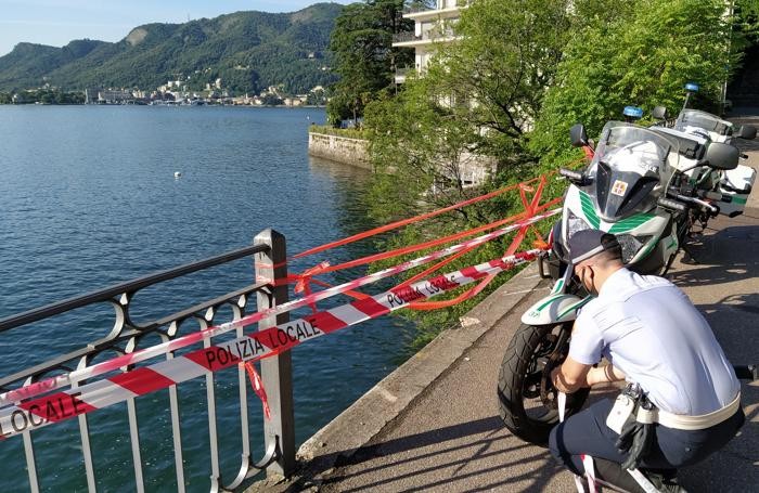 La polizia locale impegnata nella messa in sicurezza del parapetto dopo la riapertura della strada