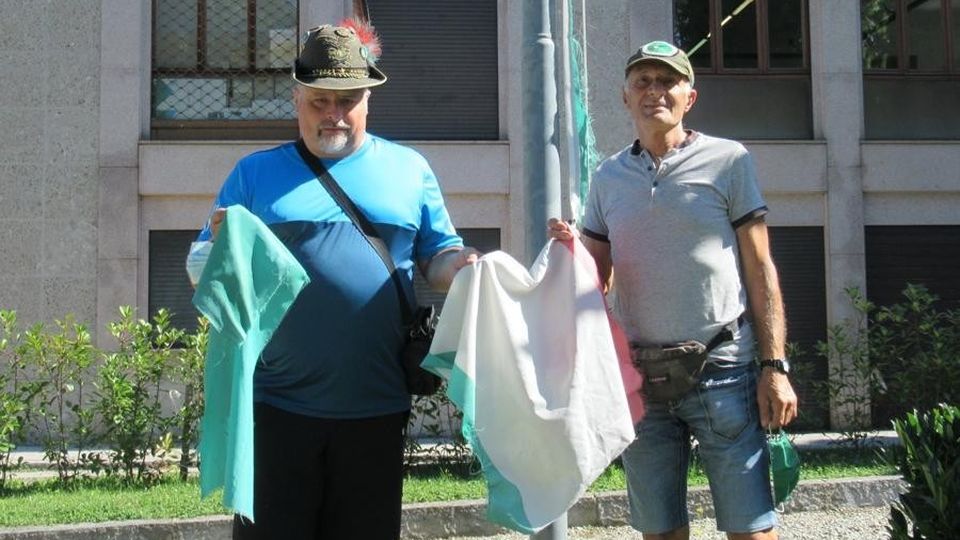 Cremella, il tricolore fatto a pezzi Denunciato un giovane di Cassago Cremella, il tricolore fatto a pezzi Denunciato un giovane di Cassago