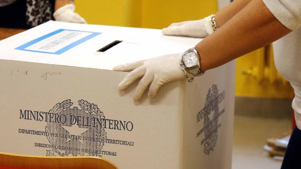 La corsa al centro e i partiti in panne La corsa al centro e i partiti in panne