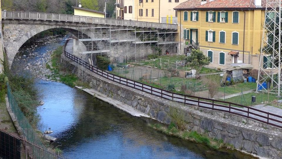Ponte Lambro, cadavere nel fiume L’allarme lanciato da un pescatore Ponte Lambro, cadavere nel fiume L’allarme lanciato da un pescatore