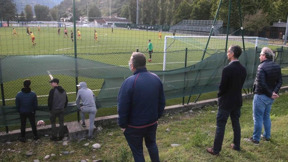 Pubblico sparso tra campagna e posteggi Pubblico sparso tra campagna e posteggi