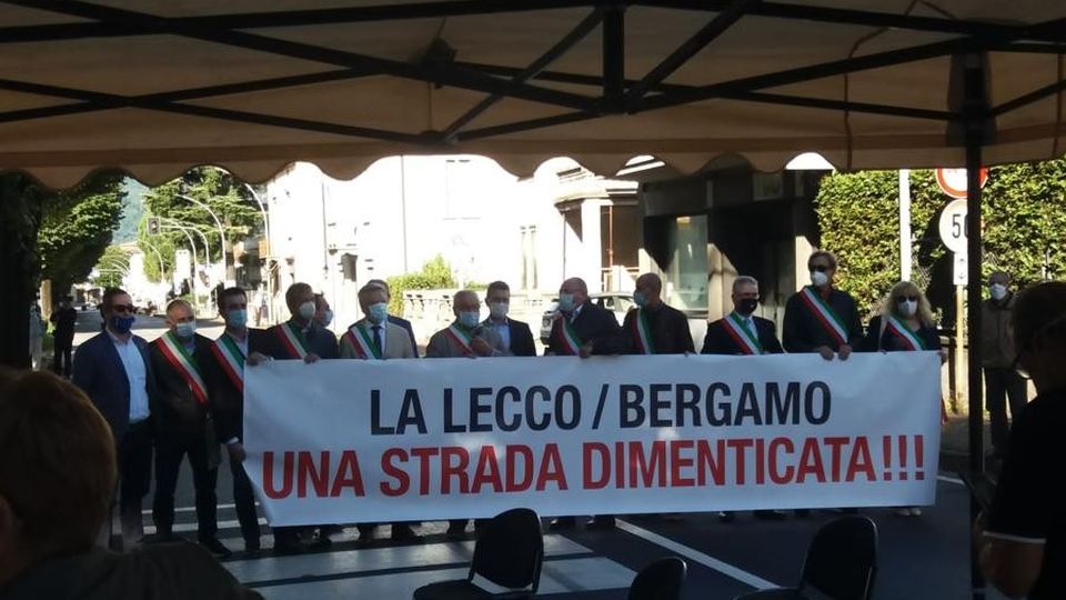 Lecco - Bergamo, i sindaci in strada Lecco - Bergamo, i sindaci in strada
