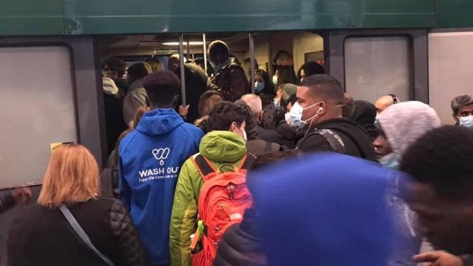 Paderno, Il treno si blocca in campagna Ritardi a catena e assembramenti Paderno, Il treno si blocca in campagna Ritardi a catena e assembramenti