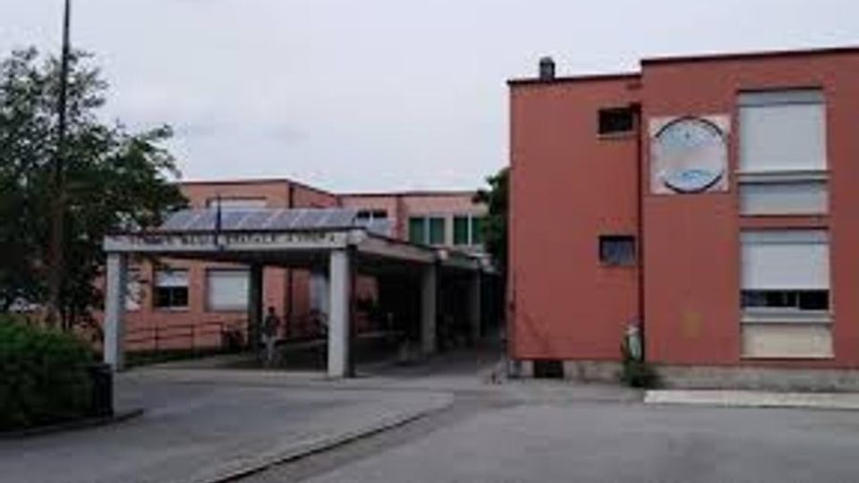 Pochi prof alle medie di Robbiate Si ritorna in classe con l’orario ridotto Pochi prof alle medie di Robbiate Si ritorna in classe con l’orario ridotto