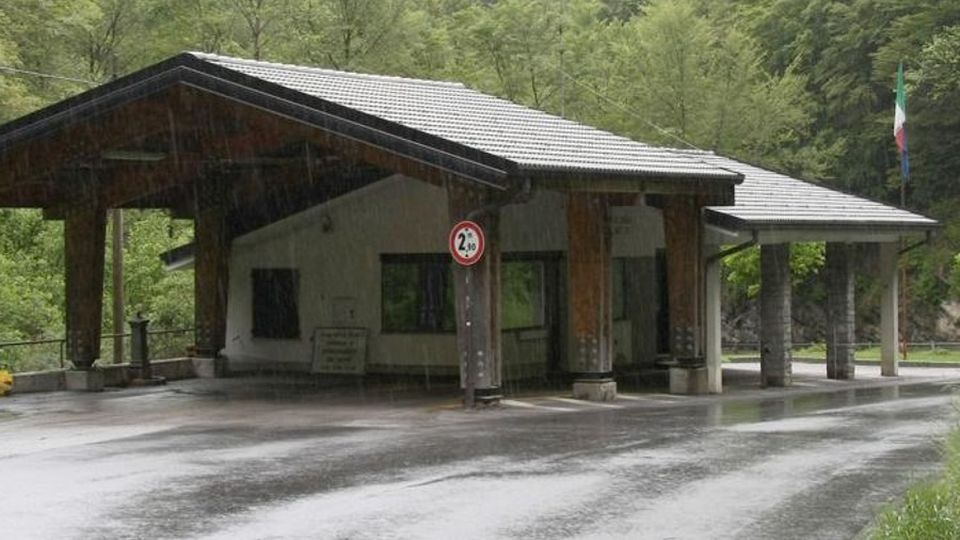 Il Canton Ticino: «Chiudere i valichi, troppi ingressi abusivi» Il Canton Ticino: «Chiudere i valichi, troppi ingressi abusivi»