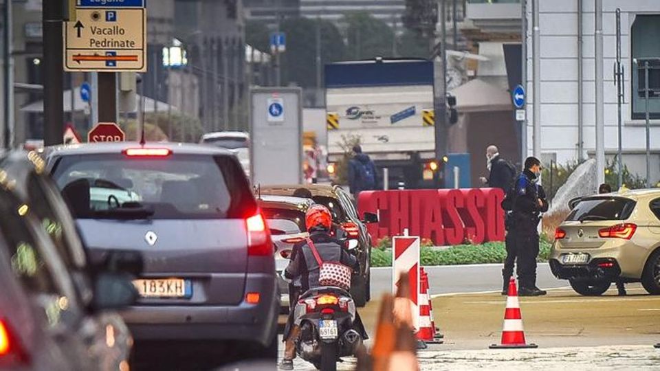 Svizzera, misure drastiche Tamponi ogni tre giorni per tutti i frontalieri Svizzera, misure drastiche Tamponi ogni tre giorni per tutti i frontalieri