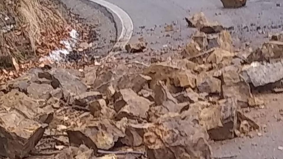 Parlasco ,Gelo e disgelo: frana la parete Chiusa la provinciale Taceno-Bellano Parlasco ,Gelo e disgelo: frana la parete Chiusa la provinciale Taceno-Bellano