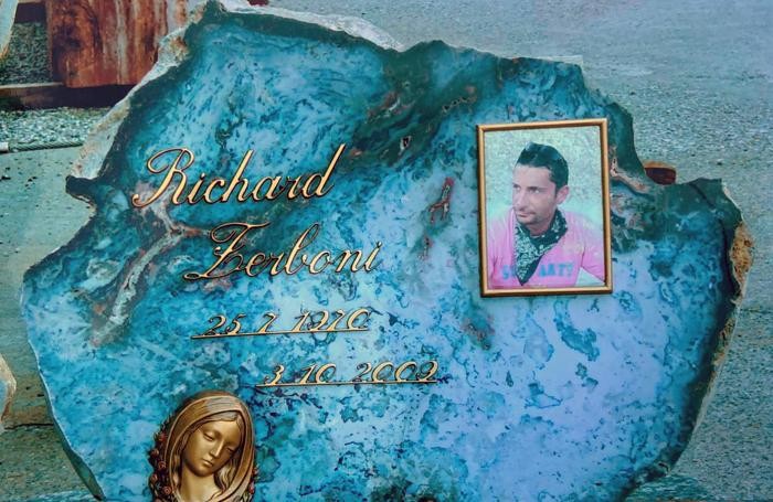 La lapide in legno fossile del Brasile rubata nel cimitero di Caglio. Era il basamento di un tavolino che Richard Zerboni aveva in casa
