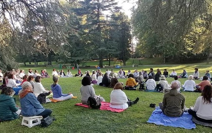 Novanta persone a Villa Gomes a recitare mantra contro il pass