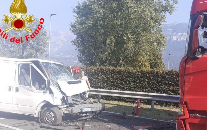Pescate, doppio incidente in via Roma Traffico paralizzato ovunque per ore