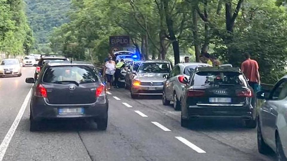 Longone al Segrino, ciclista ferito Paura sulla strada del lago Longone al Segrino, ciclista ferito Paura sulla strada del lago