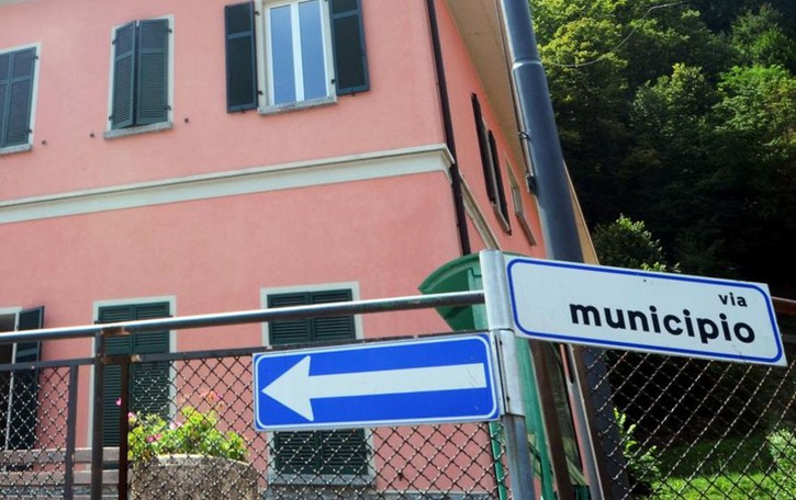 Oliveto, in Comune sospesi due no vax Resta un dipendente: «Siamo a rischio»