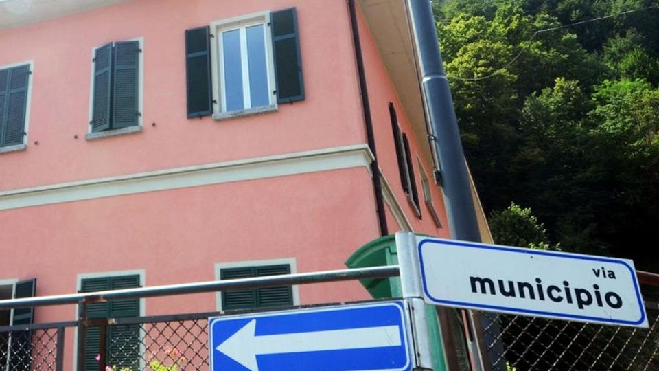 Oliveto, in Comune sospesi due no vax Resta un dipendente: «Siamo a rischio» Oliveto, in Comune sospesi due no vax Resta un dipendente: «Siamo a rischio»