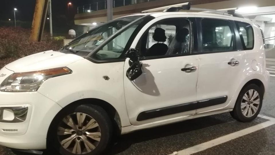 Semina il panico fuori dal supermercato Nella fuga ferito un anziano di Olginate Semina il panico fuori dal supermercato Nella fuga ferito un anziano di Olginate