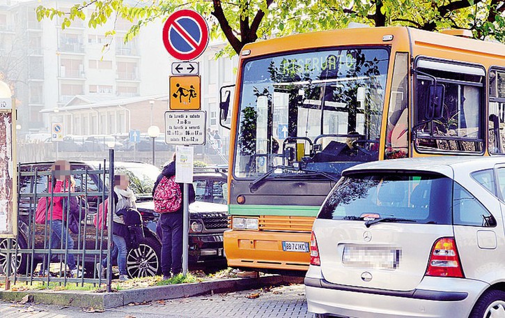 Olginate, gli lanciano una bottiglia, sale sul bus e li aggredisce