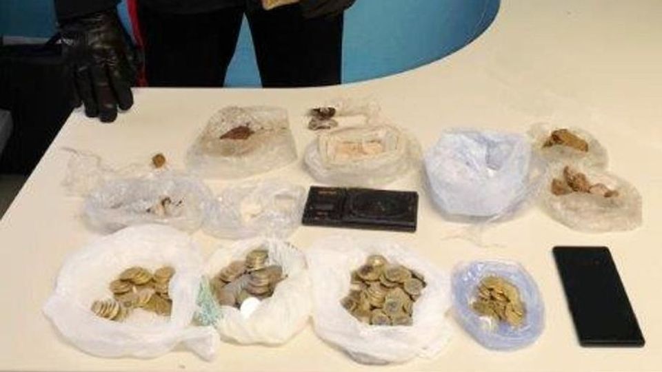 Sirone, smantellato il bivacco dei pusher Trovata droga per novemila euro Sirone, smantellato il bivacco dei pusher Trovata droga per novemila euro