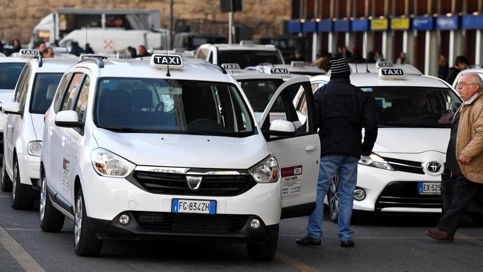 Trasporti: nuove regole, solo due passeggeri a bordo di taxi e Ncc Trasporti: nuove regole, solo due passeggeri a bordo di taxi e Ncc