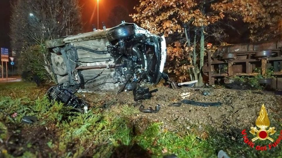 Ballabio, si ribalta nella notte Ferito un uomo di 27 anni Ballabio, si ribalta nella notte Ferito un uomo di 27 anni