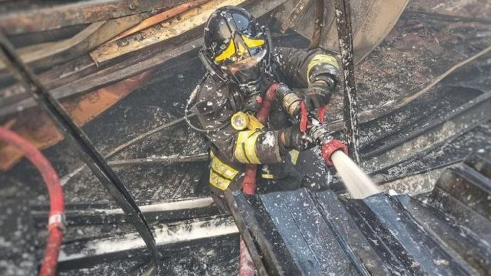 Dopo l’incendio, il ritorno in azienda La Sirtori riapre a due giorni dal rogo Dopo l’incendio, il ritorno in azienda La Sirtori riapre a due giorni dal rogo