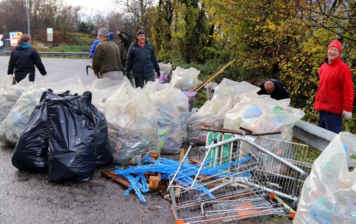 Frigo, divani, carrelli lungo la 36 Via la vergogna, la piazzola è pulita