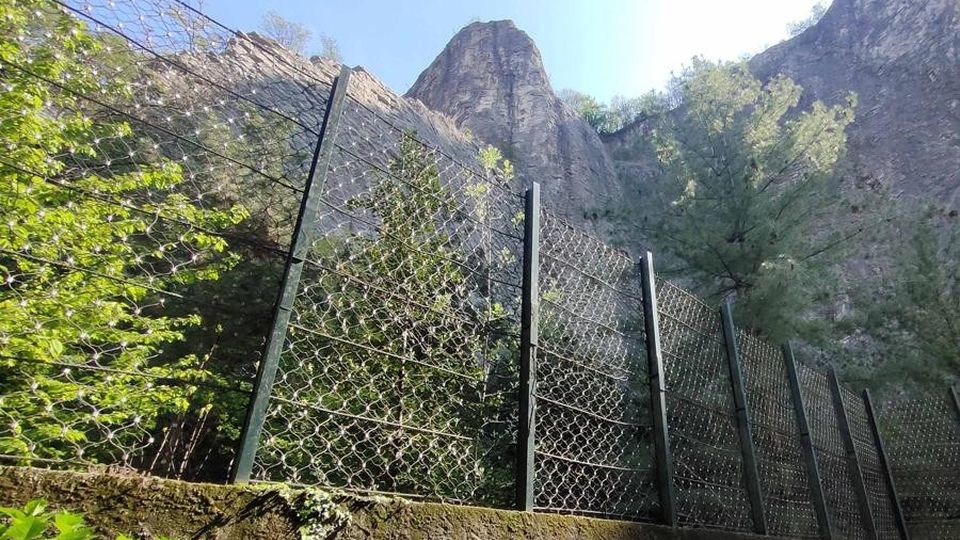 Lecco. Paramassi in via del Sarto Dopo la pulizia, la sicurezza Lecco. Paramassi in via del Sarto Dopo la pulizia, la sicurezza