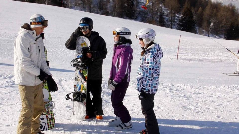 Barzio, giovani con lo skipass gratis Tante famiglie e c’è chi si porta il gatto Barzio, giovani con lo skipass gratis Tante famiglie e c’è chi si porta il gatto