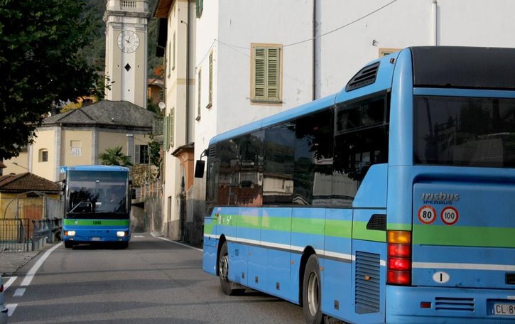 L’autobus è in ritardo o salta la fermata «Paghiamo l’abbonamento, è un diritto»