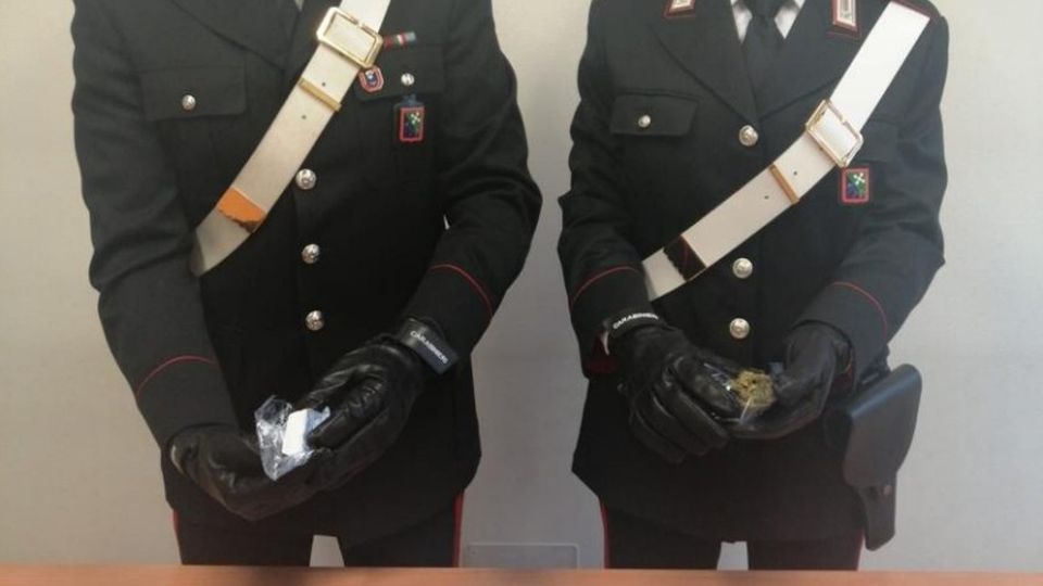 Nuova retata nel bosco della droga Mezzo chilo di sostanze e due machete Nuova retata nel bosco della droga Mezzo chilo di sostanze e due machete