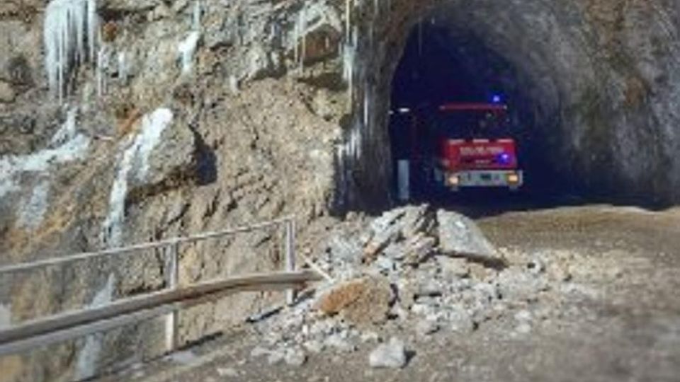Smottamento sulla provinciale 63 La strada per Morterone aperta in serata Smottamento sulla provinciale 63 La strada per Morterone aperta in serata