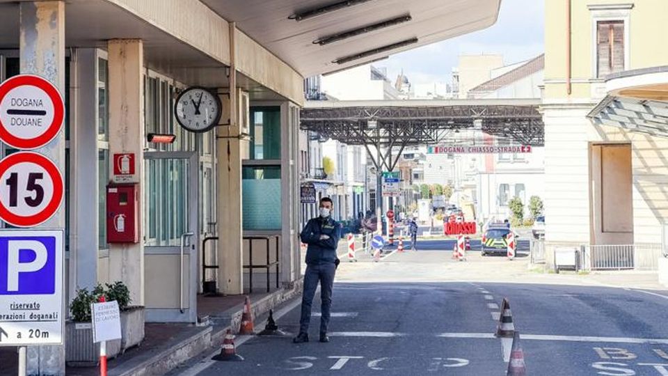 Stop agli svizzeri in Italia Oltreconfine +11% per i supermercati Stop agli svizzeri in Italia Oltreconfine +11% per i supermercati