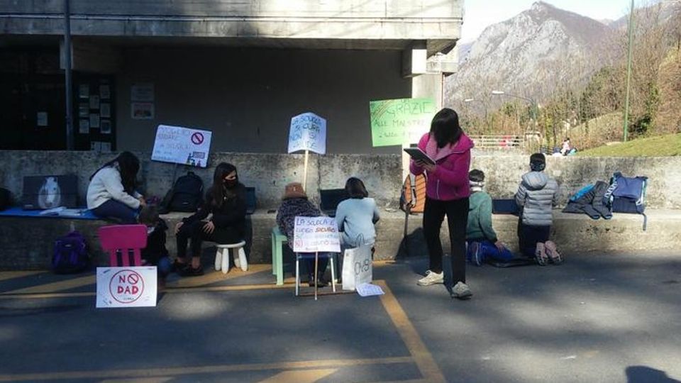Cremeno, il sit-in di genitori e alunni «Basta con la didattica a distanza» Cremeno, il sit-in di genitori e alunni «Basta con la didattica a distanza»