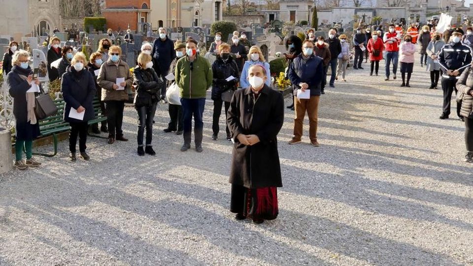 L’arcivescovo Delpini in Valle San Martino «I vostri cari morti sono anche i miei» L’arcivescovo Delpini in Valle San Martino «I vostri cari morti sono anche i miei»