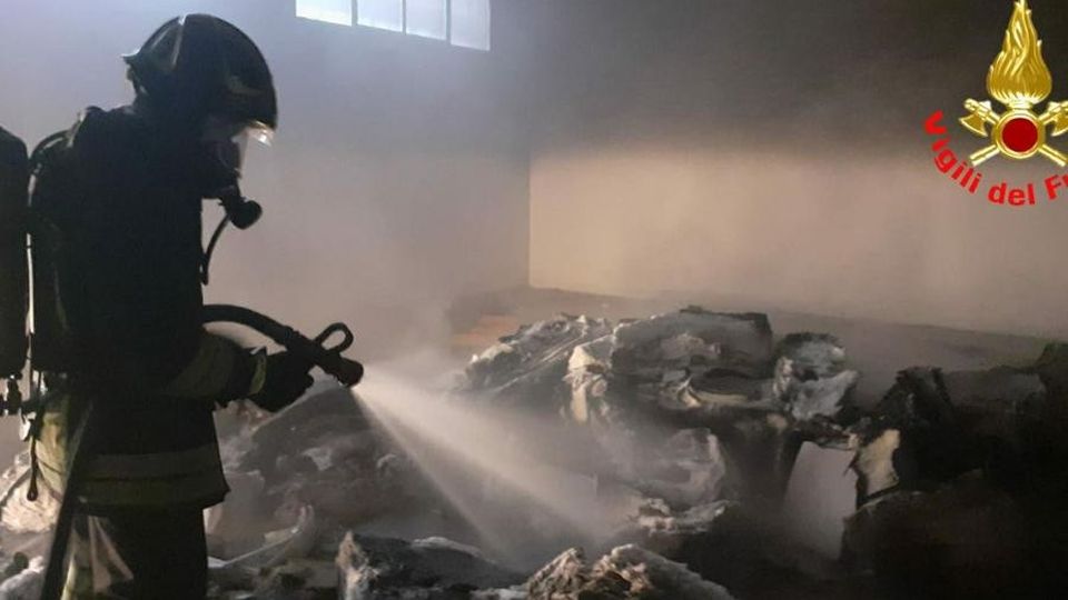 Lomagna, incendio in un capannone Fiamme nell’area ex Junker Lomagna, incendio in un capannone Fiamme nell’area ex Junker