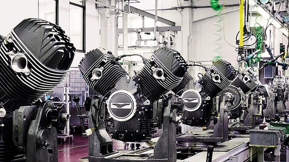 Moto Guzzi, la fabbrica rinnovata Il regalo per i cento anni di attività Moto Guzzi, la fabbrica rinnovata Il regalo per i cento anni di attività